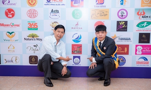 Doanh nhân Nguyễn Nhựt Hào và cha Nguyễn Văn Dũng tại chương trình vinh danh