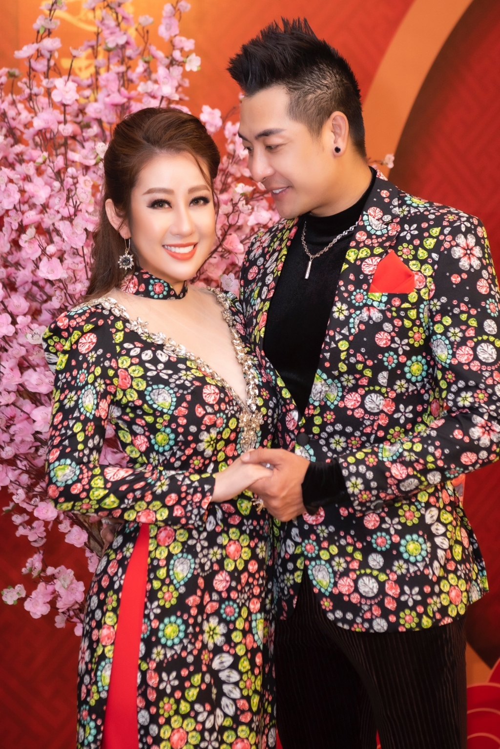 Kim Trang và Phạm Thành vô cùng lộng lẫy trong bộ vest và áo dài do nhà thiết kế Minh Hùng thực hiện
