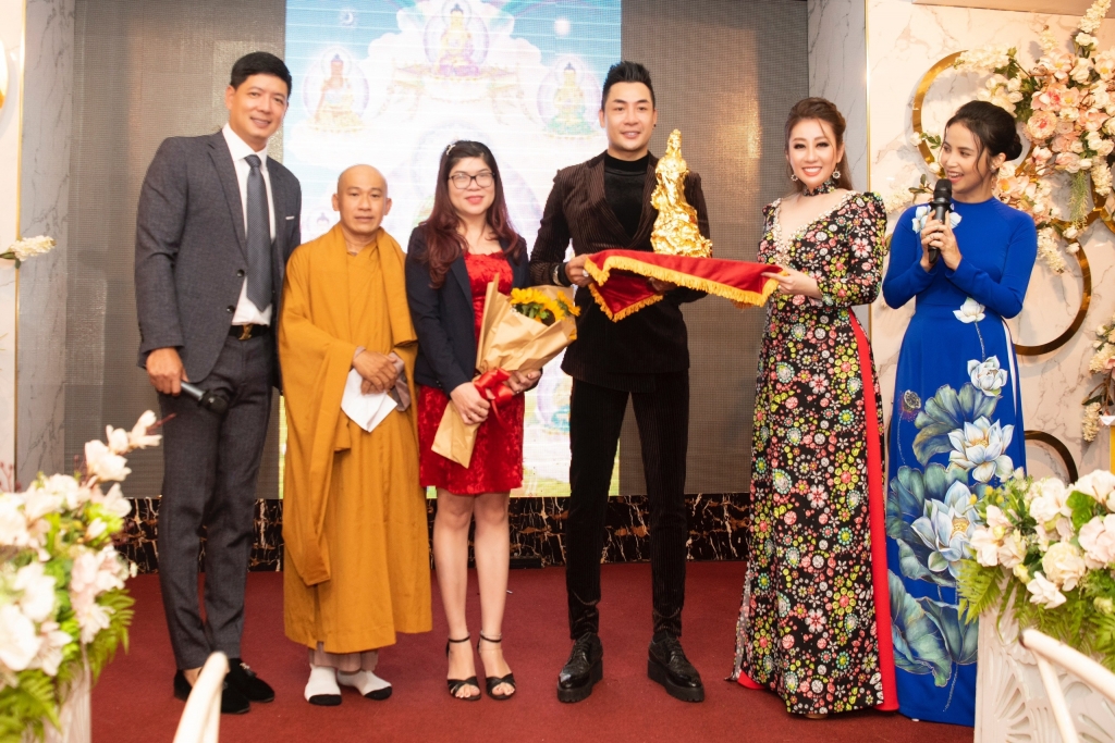 Nữ hoàng Kim Trang cùng siêu mẫu Phạm Thành sánh đôi gieo duyên lành đầu năm 2022