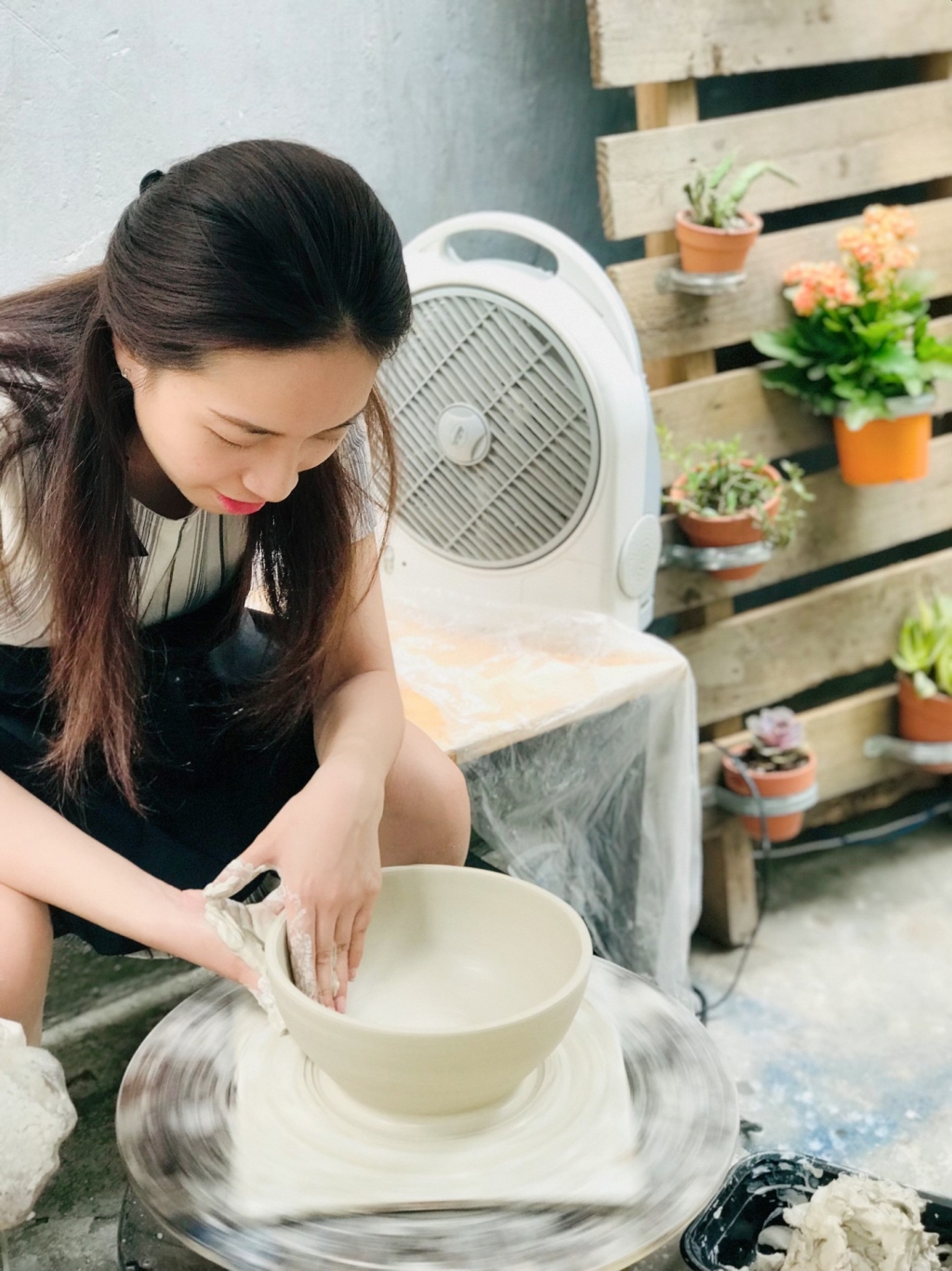 Giây phút an yên khi tự tay xoay nặn hình hài của gốm Giây phút an yên khi tự tay xoay nặn hình hài của gốm