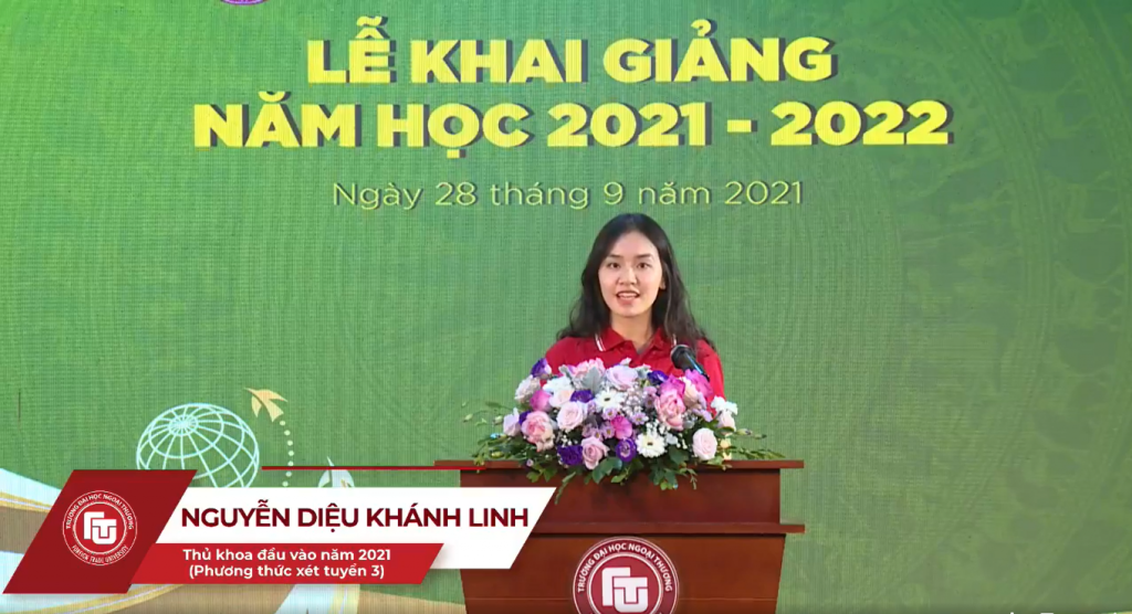 Thủ khoa Nguyễn Diệu Khánh Linh đại diện Tân Cử nhân khoá 60 phát biểu tại buổi Lễ
