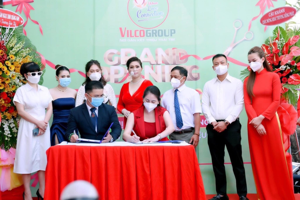 Á hậu Doanh nhân Nguyễn Hồng Nhung ký kết hợp tác cùng chủ tịch tập đoàn VILCO GROUP - ông Đinh Trọng Vỹ