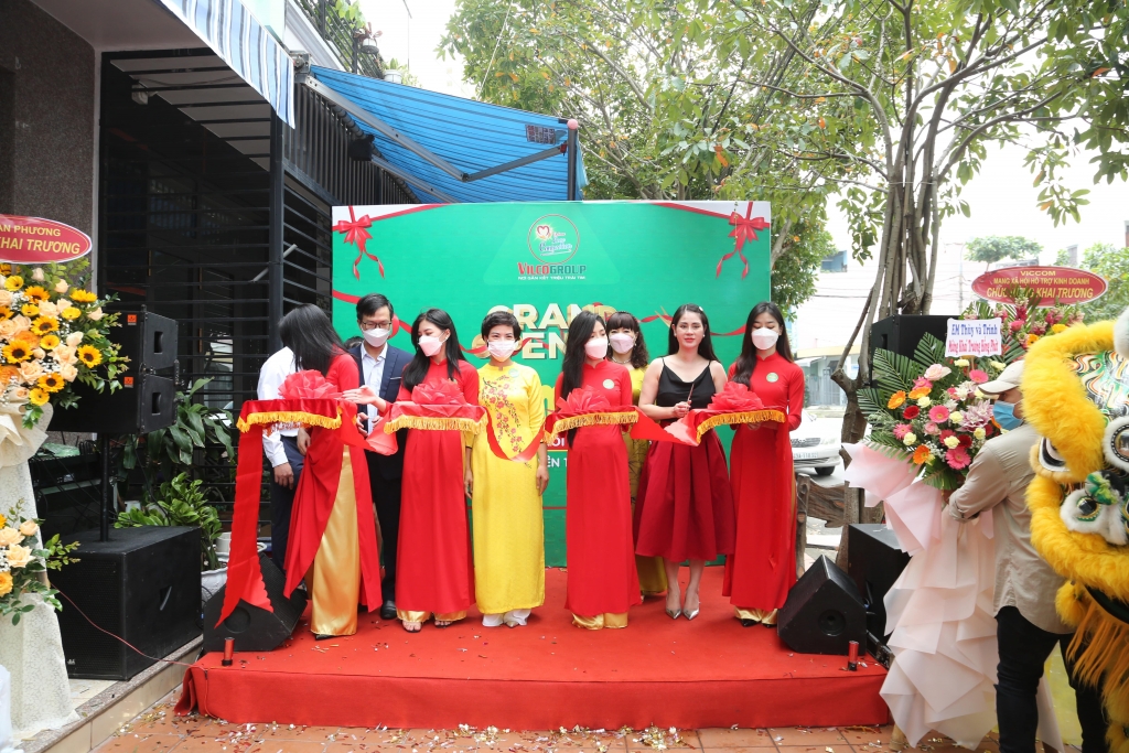 Á hậu Hồng Nhung tham dự khai trương hệ thống siêu thị Vilco Mart24h tại Nghệ An và Đà Nẵng