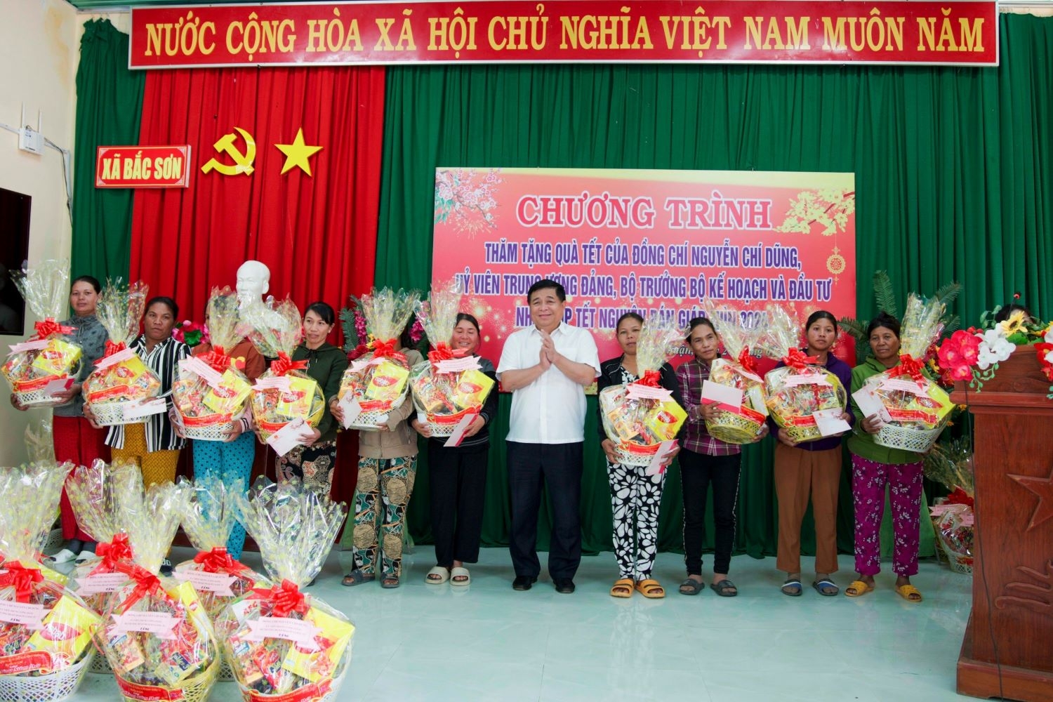 Bộ trưởng Nguyễn Chí Dũng tặng quà Tết cho người nghèo, công nhân ở quê hương thứ hai