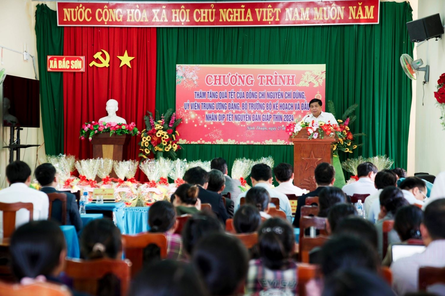 Bộ trưởng Nguyễn Chí Dũng tặng quà Tết cho người nghèo, công nhân ở quê hương thứ hai