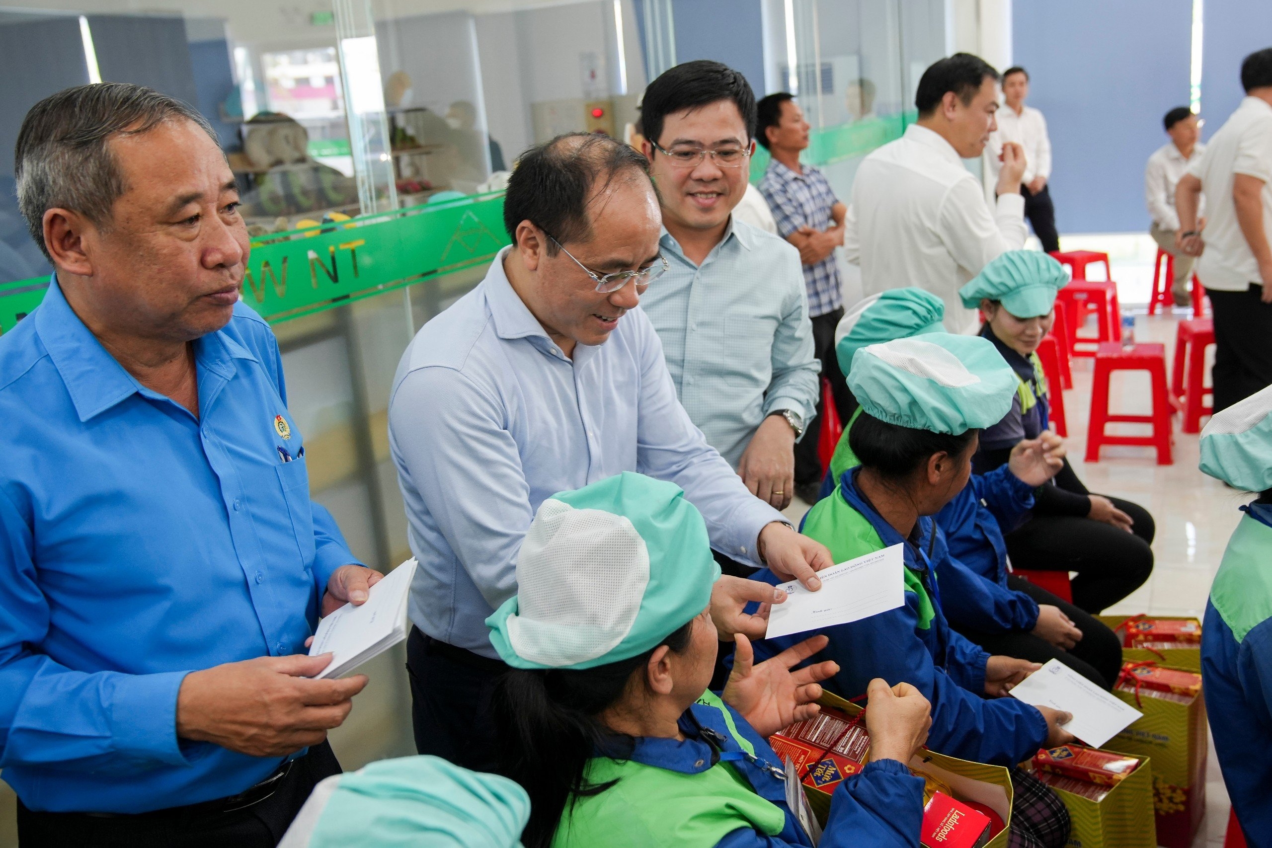 Bộ trưởng Nguyễn Chí Dũng mang Tết đến người nghèo, công nhân ở quê hương thứ hai