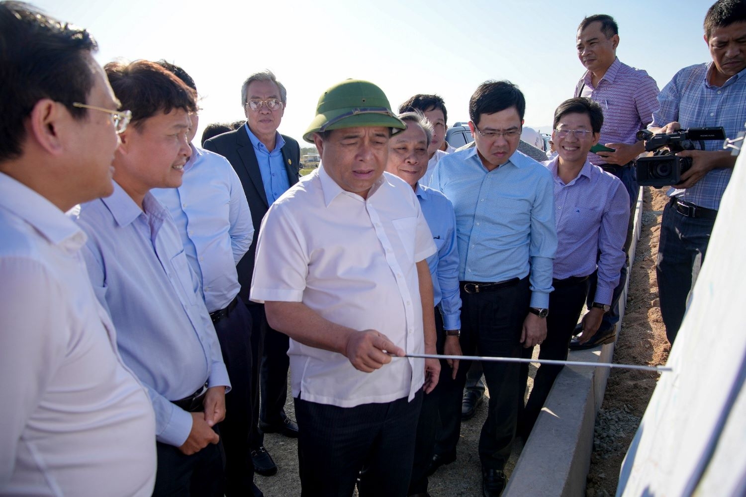 Bộ trưởng Nguyễn Chí Dũng mang Tết đến người nghèo, công nhân ở quê hương thứ hai