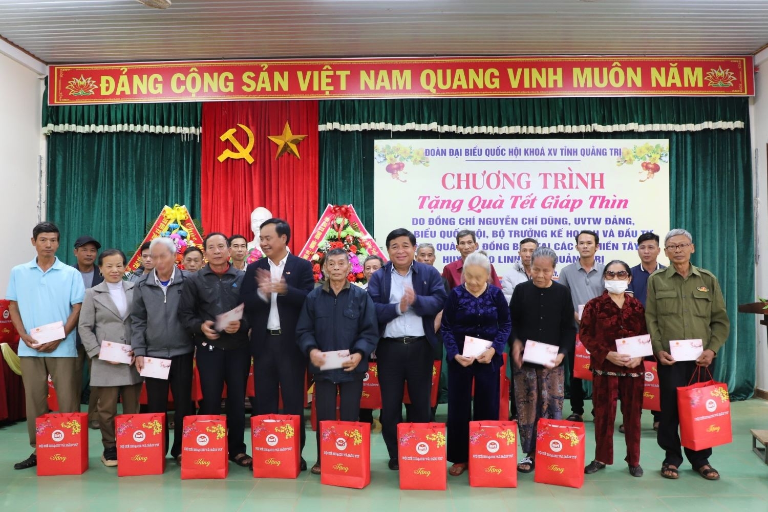 Bộ trưởng Nguyễn Chí Dũng tặng quà Tết cho các gia đình chính sách, người nghèo và thực hiện nhiều hoạt động tri ân trên địa bàn Quảng Trị