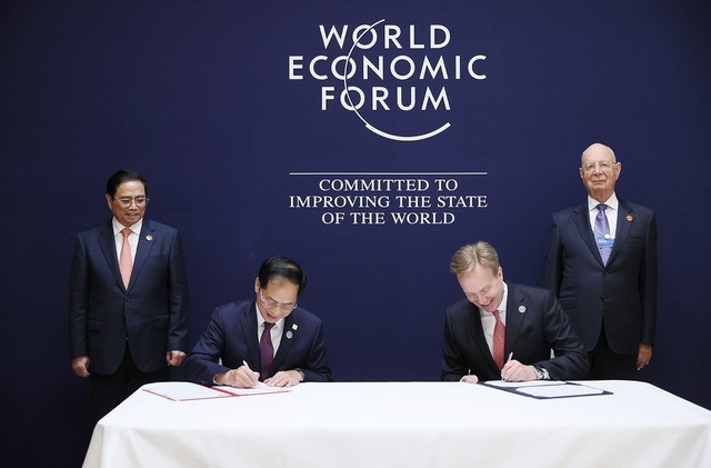 Thủ tướng Phạm Minh Chính đề nghị WEF giúp Việt Nam thu hút đầu tư chất lượng cao
