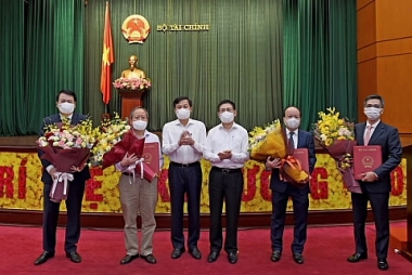 Phó Thủ tướng Lê Minh Khái trao quyết định nghỉ hưu cho 2 Thứ trưởng Bộ Tài chính