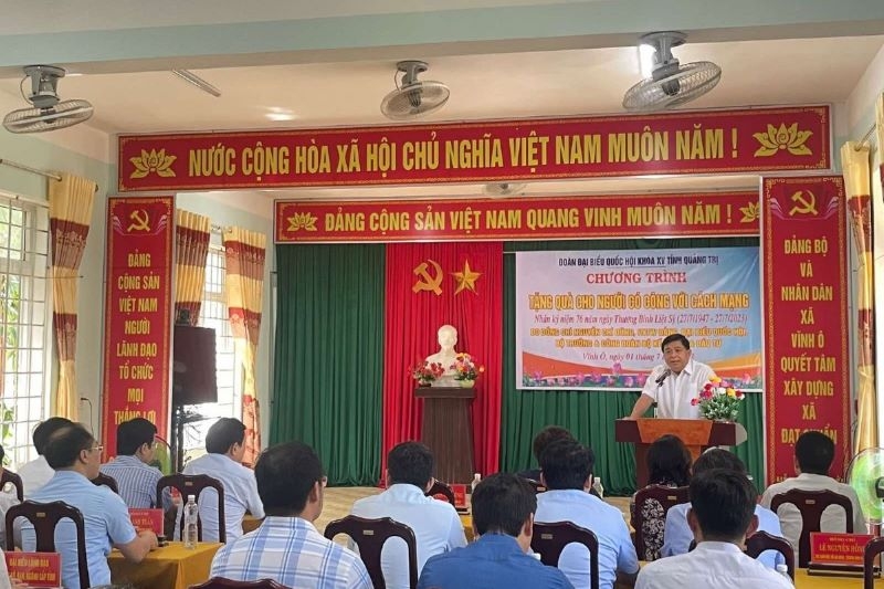 Bộ trưởng Nguyễn Chí Dũng thăm và tặng quà các gia đình, người có công với cách mạng ở Quảng Trị