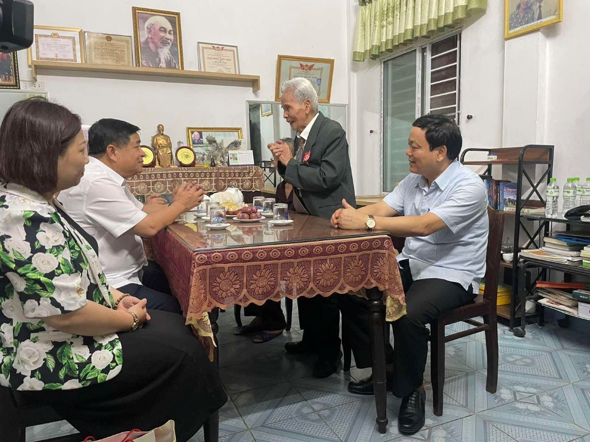 Bộ trưởng Nguyễn Chí Dũng thăm và tặng quà các gia đình, người có công với cách mạng ở Quảng Trị