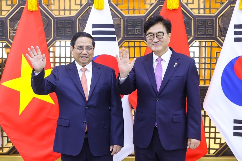 Thủ tướng đề nghị Hàn Quốc hỗ trợ Việt Nam đào tạo nguồn nhân lực trong lĩnh vực bán dẫn