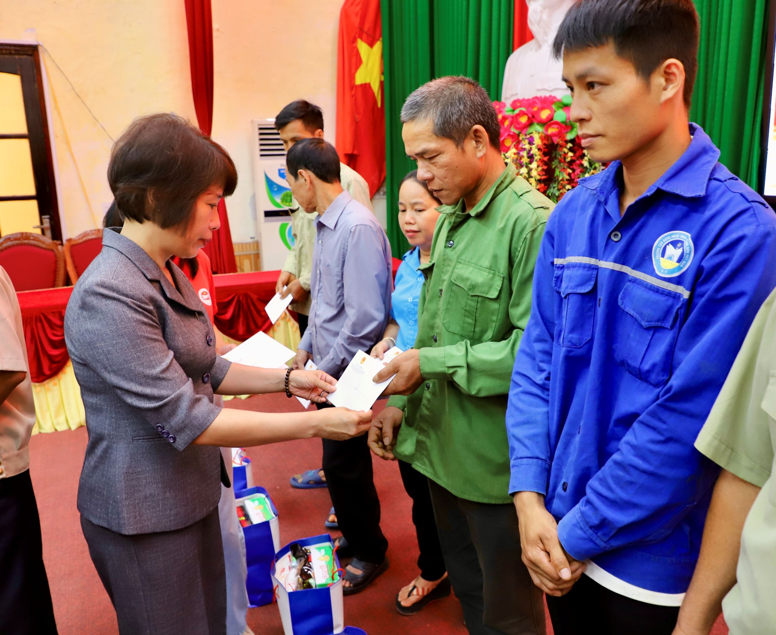 Thứ trưởng Nguyễn Thị Bích Ngọc bày tỏ biết ơn sâu sắc tới công lao, sự hy sinh, mất mát của các thương binh, bệnh binh, vợ liệt sỹ