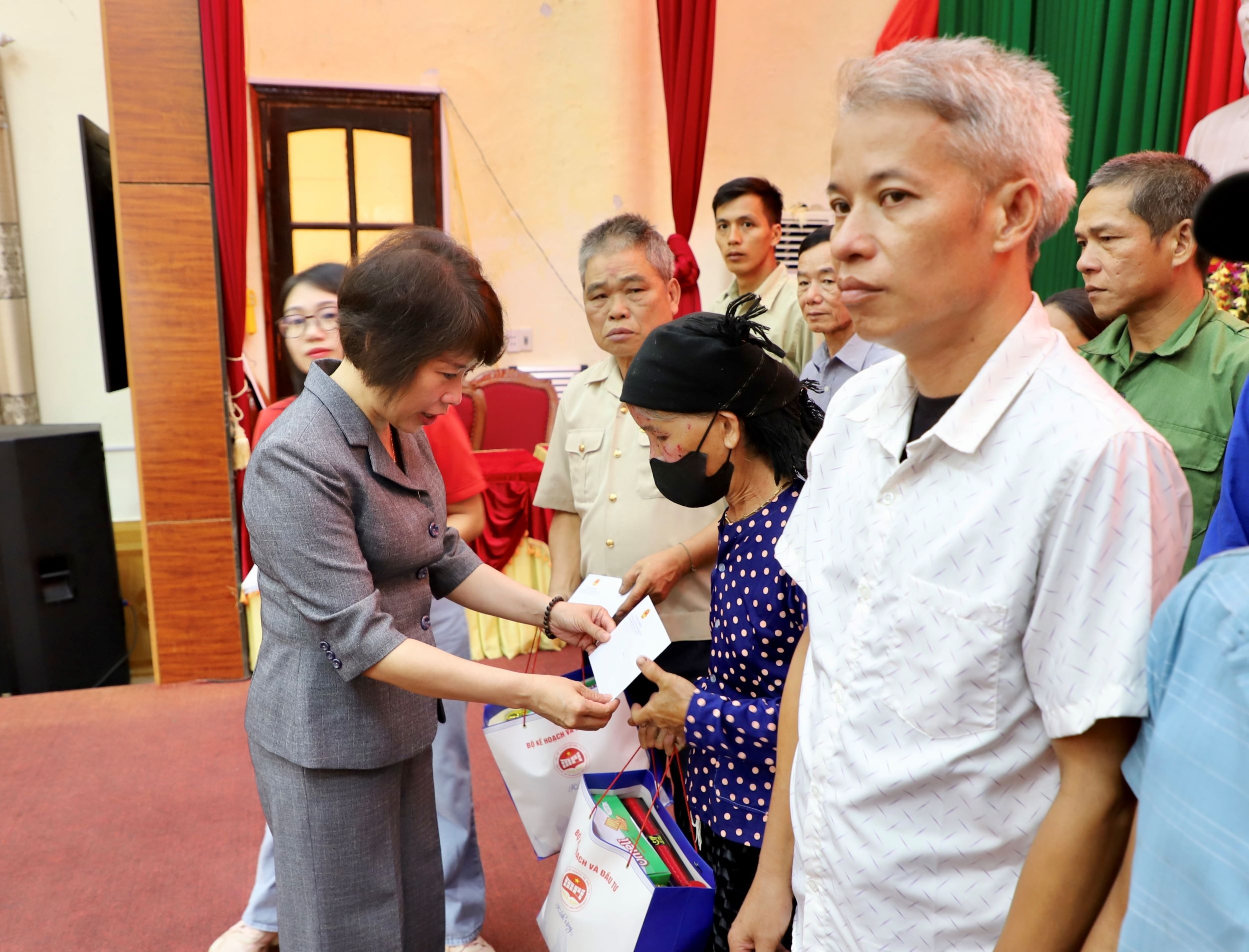 Thứ trưởng Nguyễn Thị Bích Ngọc bày tỏ biết ơn sâu sắc tới công lao, sự hy sinh, mất mát của các thương binh, bệnh binh, vợ liệt sỹ