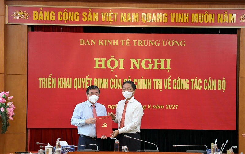 Ông Nguyễn Thành Phong nhận quyết định làm Phó Ban Kinh tế Trung ương