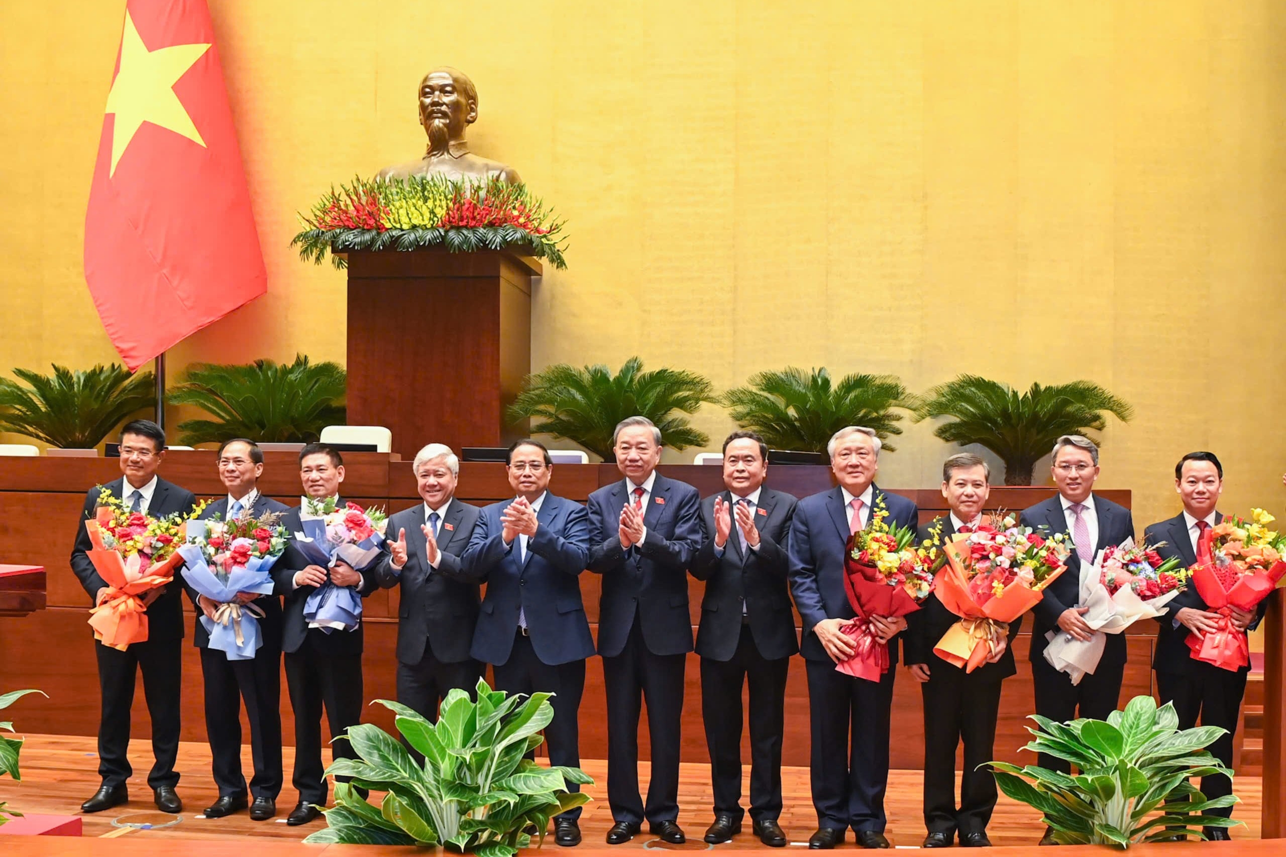 Quốc hội phê chuẩn bổ nhiệm các ông Nguyễn Hòa Bình, Hồ Đức Phớc và Bùi Thanh Sơn giữ chức Phó Thủ tướng