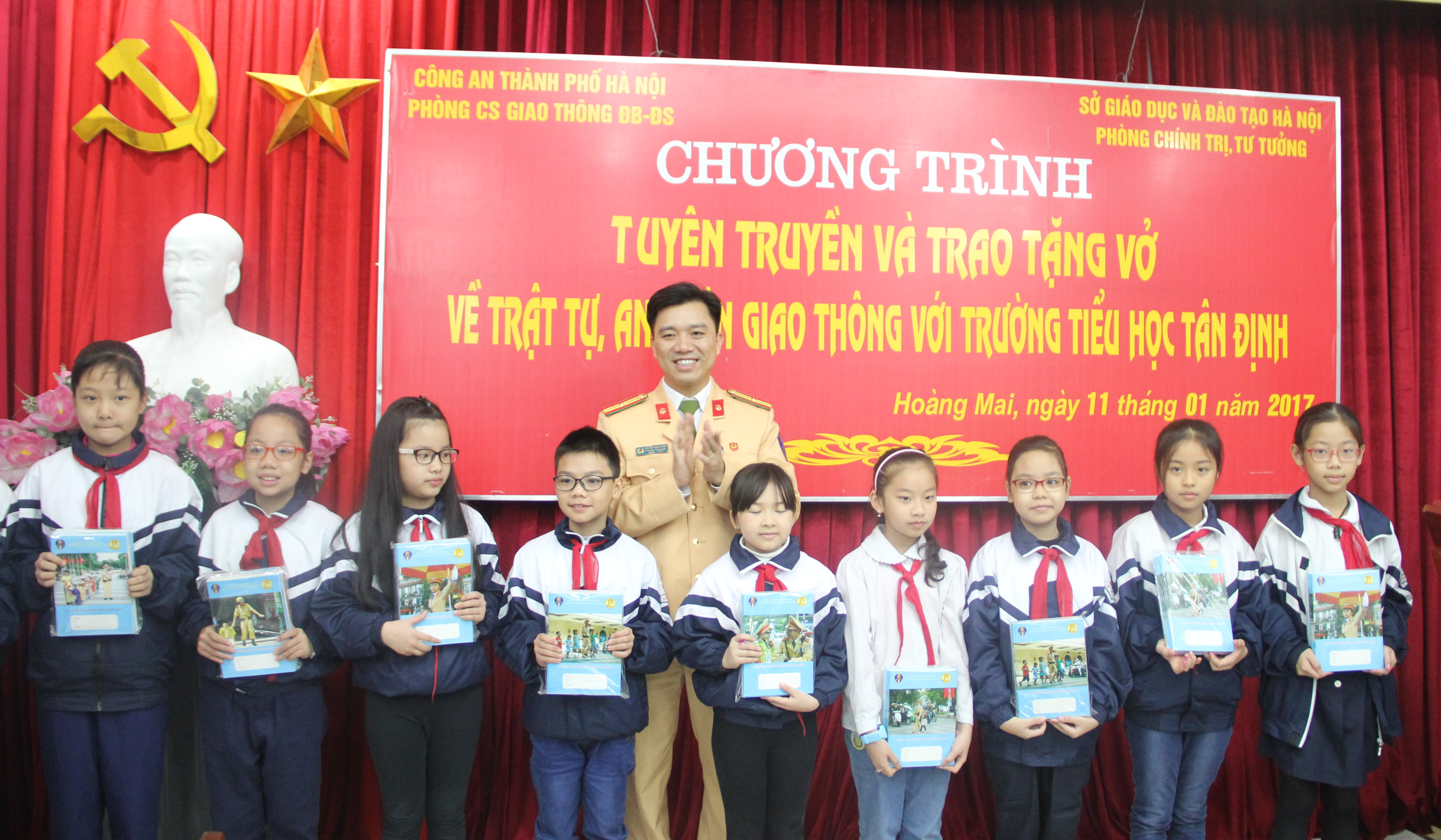 Công an Hà Nội tuyên truyền pháp luật về ATGT cho học sinh tiểu học