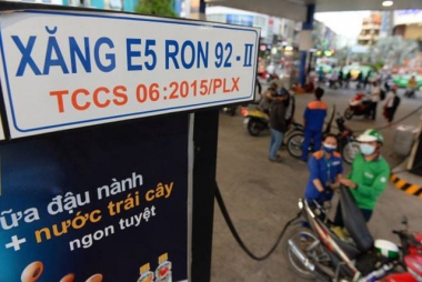 Thủ tướng yêu cầu 2 bộ báo cáo tình hình biến động giá xăng dầu