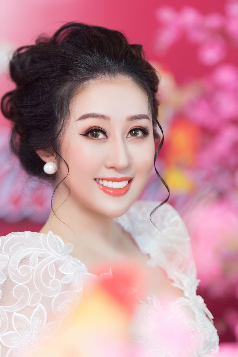 Nữ hoàng Sắc đẹp Đông Nam Á Kim Trang ngọt ngào trong bộ ảnh tết ...
