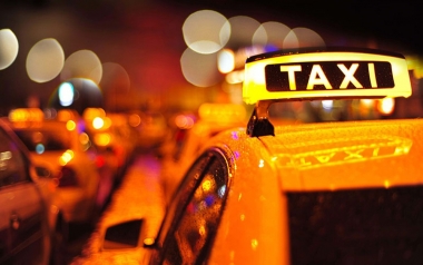 Xe ô tô kinh doanh vận tải hành khách bằng taxi phải có phù hiệu “XE TAXI”