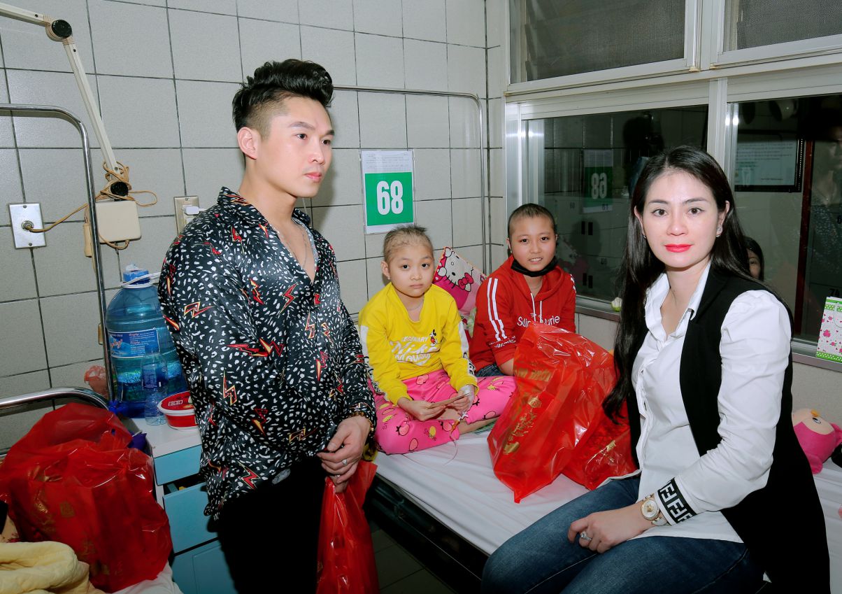 Á hậu Hồng Nhung cùng ca sĩ Du Thiên mang yêu thương đến cho trẻ em dịp đầu xuân mới