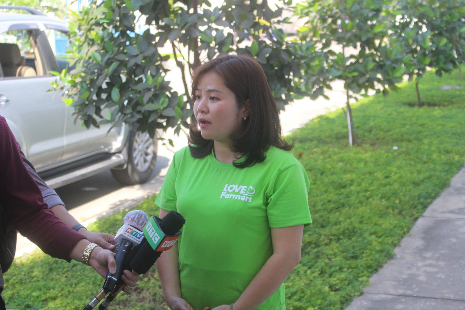 Bà Dương Thị Bích Diệp, Chủ tịch Hội đồng Hội đồng quản lý Quỹ Khởi Nghiệp Xanh trả lời báo chí về chương trình Love Farmers
