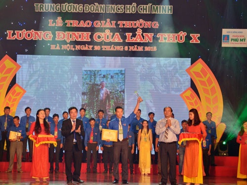 150 thanh niên nhận giải thưởng Lương Định Của năm 2015
