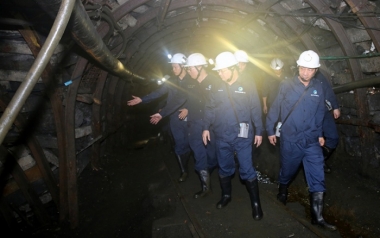 Phó Thủ tướng Trịnh Đình Dũng thị sát tình hình sản xuất, động viên công nhân thợ mỏ