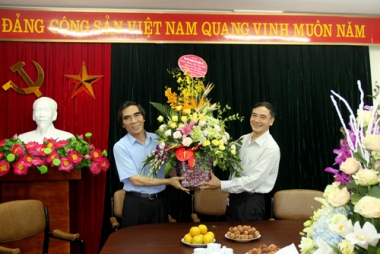 Thứ trưởng Nguyễn Văn Trung chúc mừng Tạp chí KT&DB