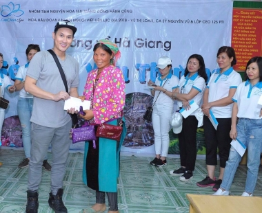 Ca sĩ Nguyên Vũ giản dị đi từ thiện ở Hà Giang