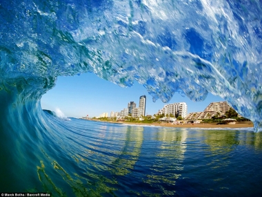 Vẻ đẹp kinh ngạc của những con sóng ngoài khơi biển Nam Phi