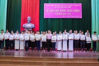 C.P. Việt Nam trao học bổng “Nâng bước tới trường 2016”