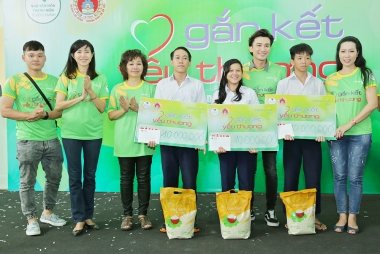 Trịnh Kim Chi cùng Gạo Hoa Lúa làm từ thiện tại Gò Vấp