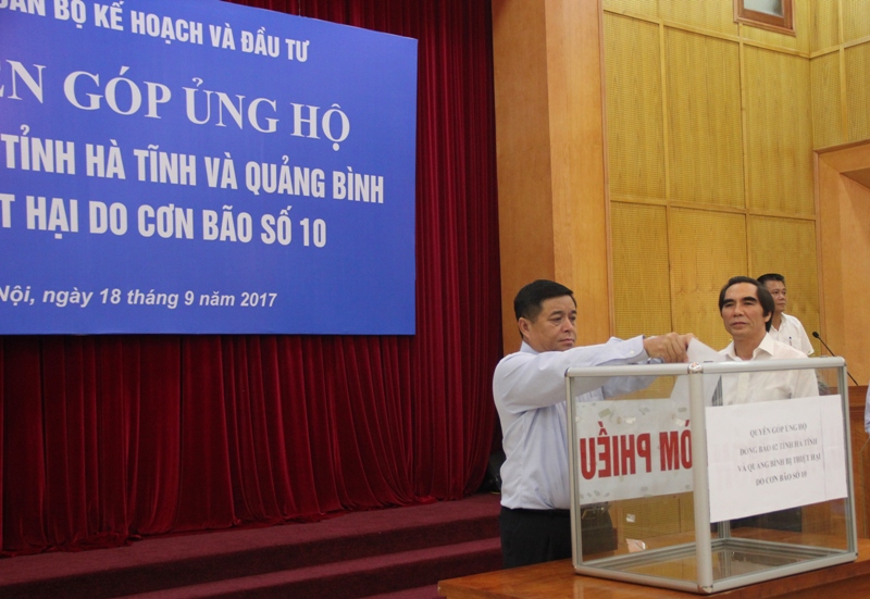 Bộ Kế hoạch và Đầu tư ủng hộ đồng bào Hà Tĩnh, Quảng Bình 500 triệu đồng