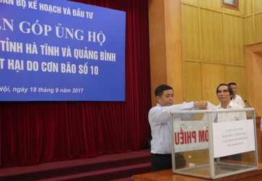 Bộ Kế hoạch và Đầu tư ủng hộ đồng bào Hà Tĩnh, Quảng Bình 500 triệu đồng