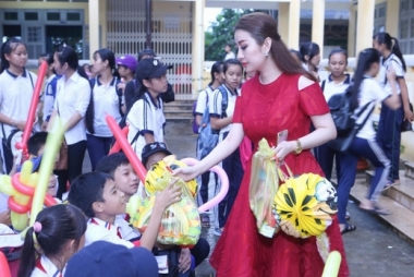 Nữ hoàng Sắc đẹp Đông Nam Á đón trung thu ấm áp cùng học sinh nghèo Bến Tre