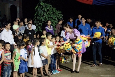 Kim Trang vui cùng các bé trong đêm Trung thu "Trăng Rằm Cho Em"