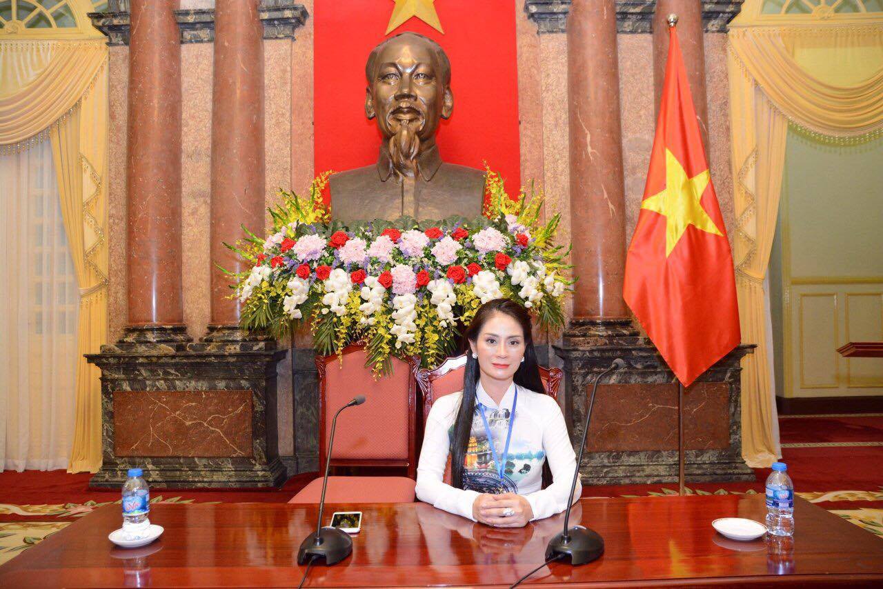 Á hậu Hồng Nhung tham dự Hội diễn Nghệ thuật Doanh nhân - Doanh nghiệp toàn quốc