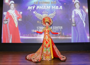 Hoa hậu Vũ Thanh Thảo khoe nhan sắc trẻ trung tại lễ công bố Mỹ phẩm H&A Quốc Hòa