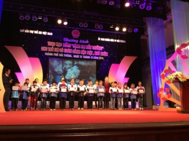 Phó Chủ tịch nước Nguyễn Thị Doan trao học bổng  “Cùng em đến trường”