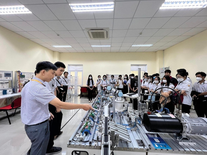 Tác động của chuyển đổi số đến sự hài lòng của sinh viên: Nghiên cứu tại Trường Đại học Kinh tế, Đại học Huế