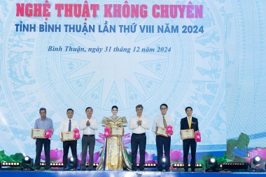 Công ty TNHH Truyền thông Giải trí quốc tế Hoàng Duy nhận giấy khen từ tỉnh Bình Thuận