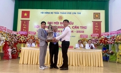 CEO Trần Đình Hưng trao tặng tượng đồng Hưng Đạo đại vương tại Hội đồng Họ Trần TP. Cần Thơ