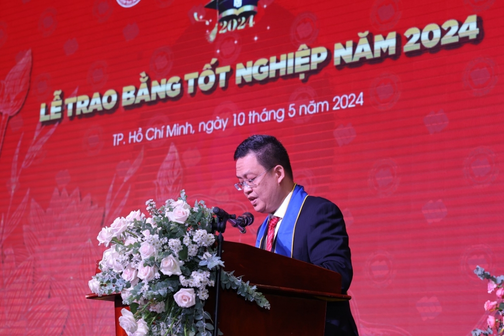 PGS, TS Nguyễn Xuân Minh – Giám đốc Cơ sở II báo cáo tổng kết quá trình học tập tại Cơ sở II.