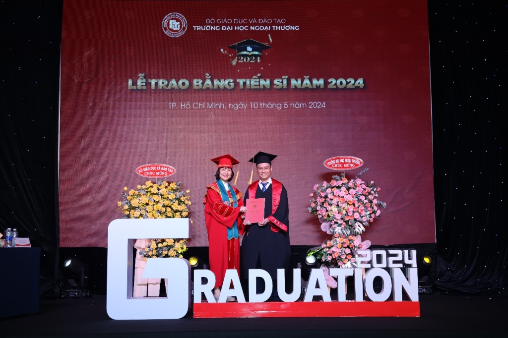 PGS, TS Phạm Thu Hương –Thường vụ Đảng ủy, Phó Hiệu trưởng Nhà trườngtrao bằng tốt nghiệp cho Tiến sĩ
