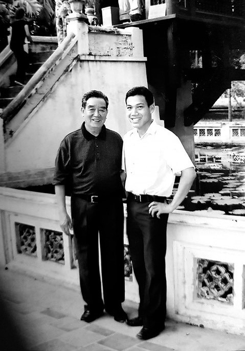 Nhà báo Vương Xuân Nguyên có nhiều năm gần gũi và học tập nghề báo từ cụ Cù Văn Chước, người giúp việc và điểm báo cho Bác Hồ