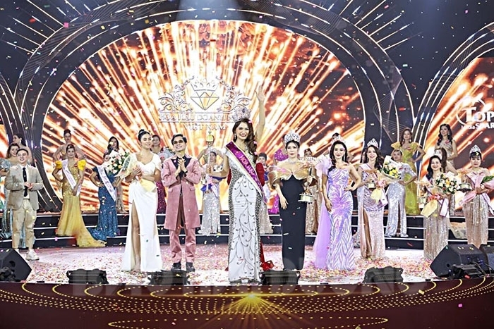Giây phút đăng quang của hoa hậu Mạc Thị Minh tại cuộc thi