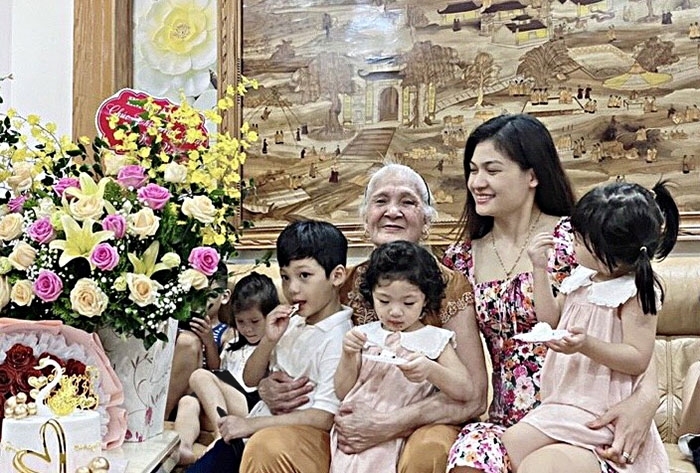 Hoa hậu Mạc Thị Minh bên gia đình