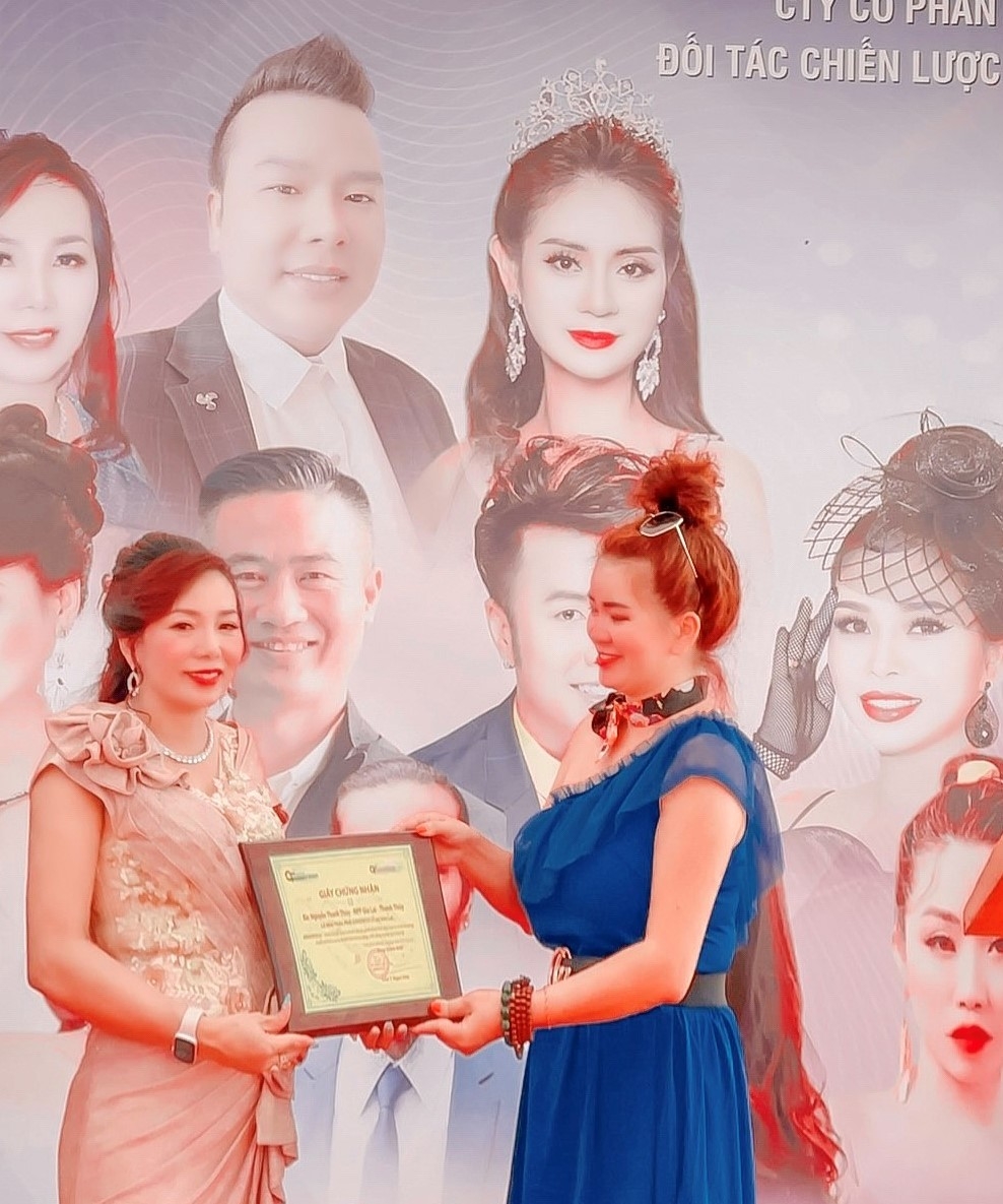 Bà Nguyễn Thanh Thủy rạng rỡ khi được trao giấy chứng nhận tại buổi khai trương.